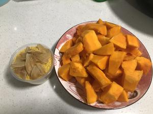 金黄又香甜的小米百合南瓜粥的做法 步骤1