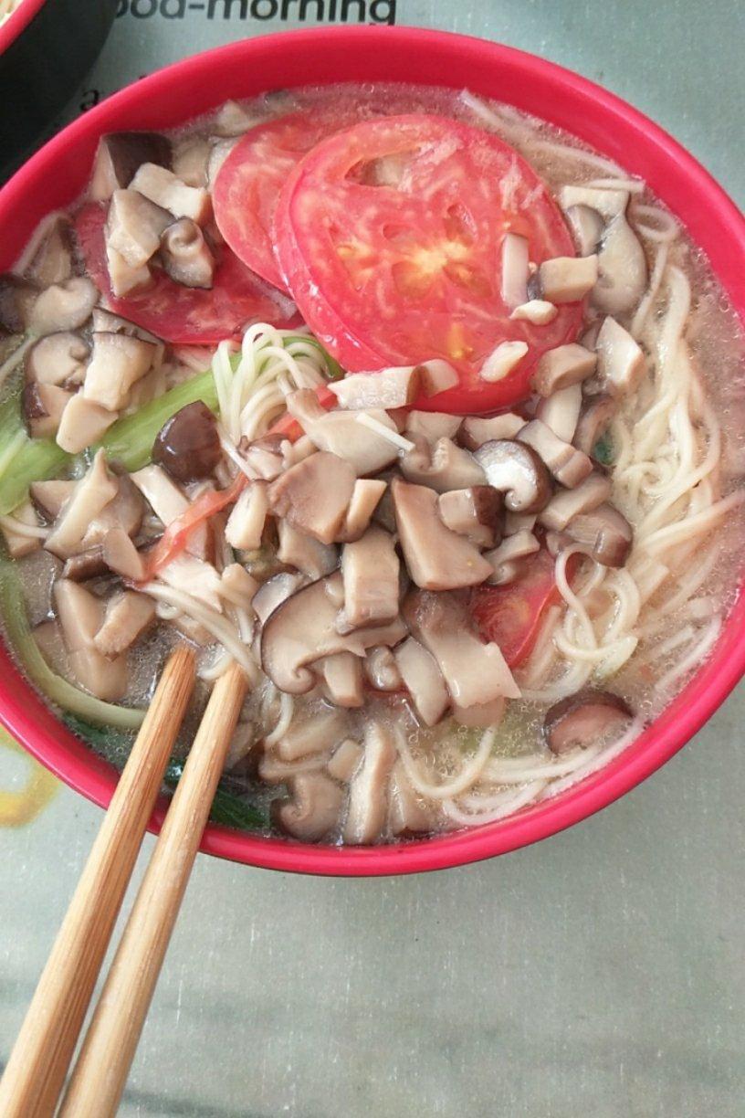 菌汤面条 看得见的香菇 尝得到的鲜美 这才是真正的菌汤
