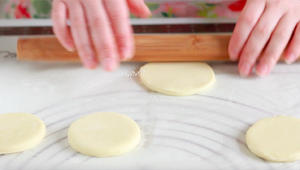 爆好吃的榴莲酥-自制酥皮|层层开酥|奶香十足的做法 步骤5