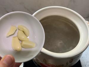 增强免疫力的蘑菇排骨汤的做法 步骤3