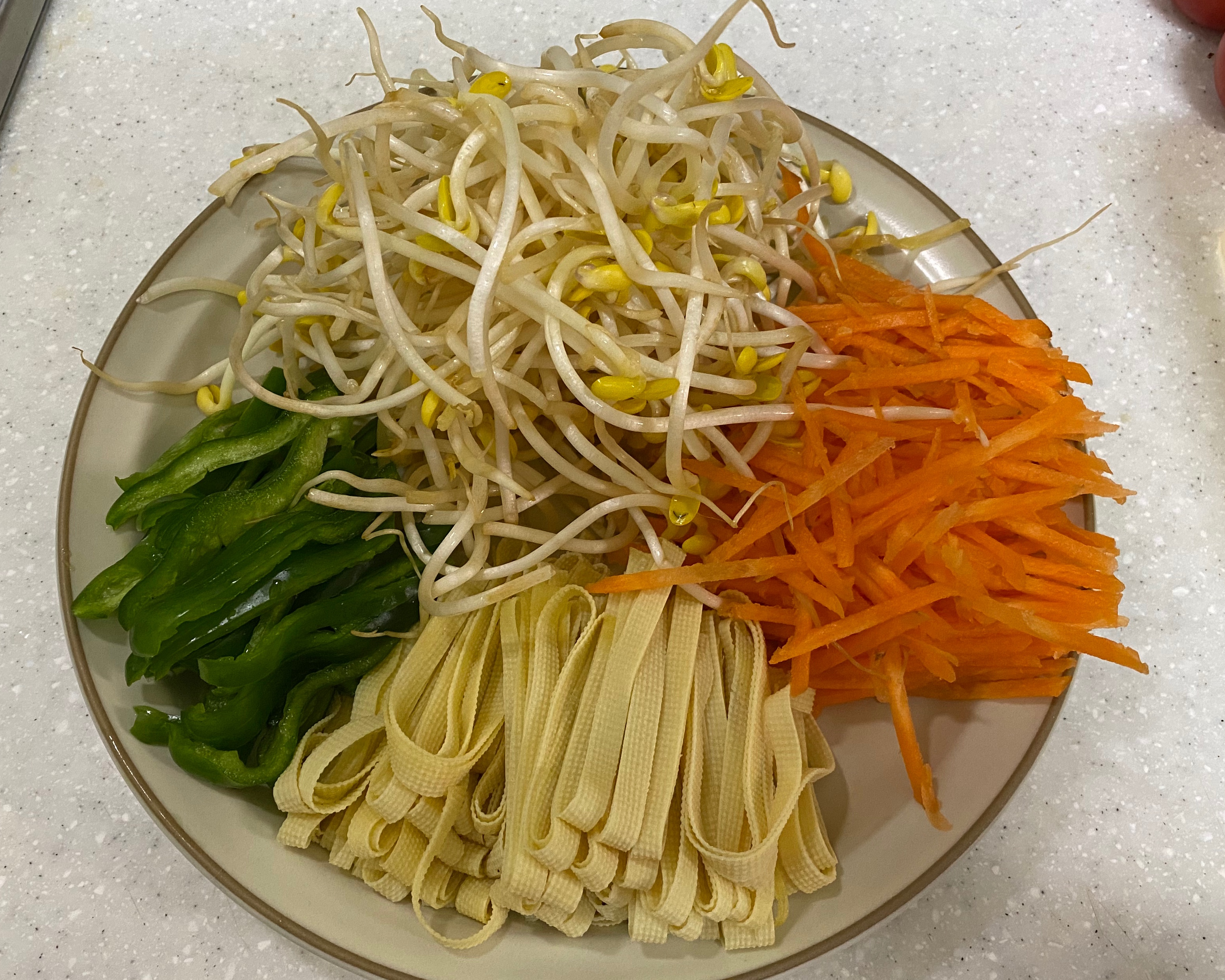 减脂快手菜谱 - 超简单好看又好吃的豆芽胡萝卜炒干丝的做法 步骤1
