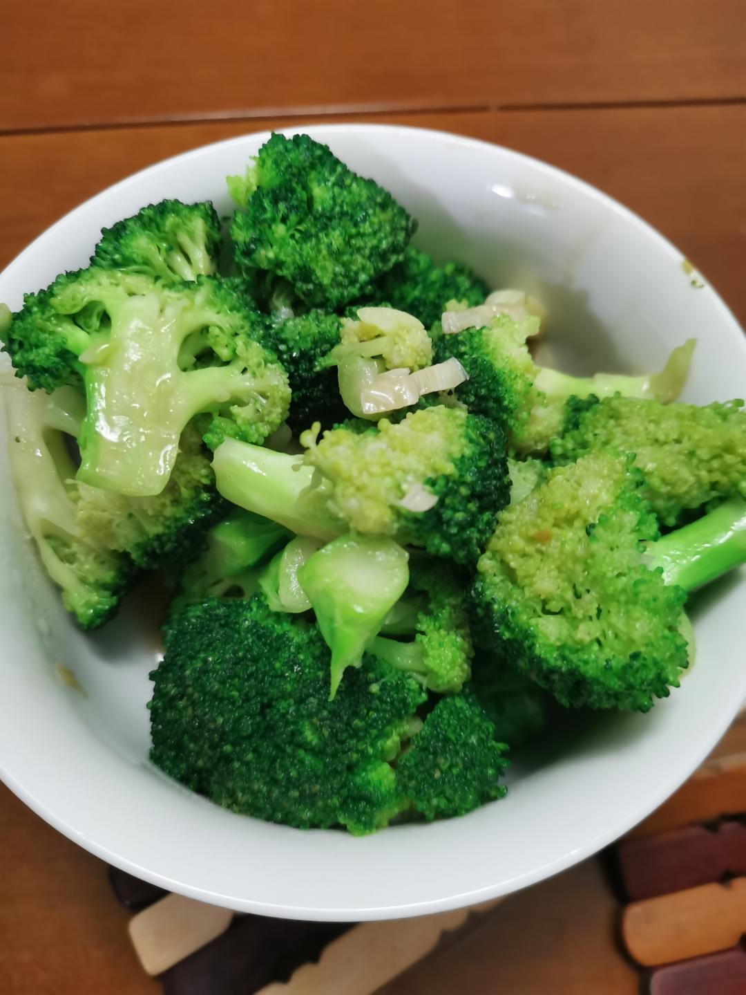 好吃到爆的耗油蒜蓉西兰花(从不修图，喜欢请关注)