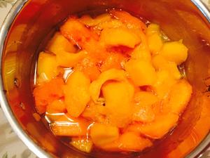 芒果木瓜枇杷炖奶的做法 步骤2