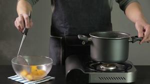 黄金芝麻球 | 爸爸厨房 VOL . 134 红薯 芝麻 豆沙 橄榄油的做法 步骤4