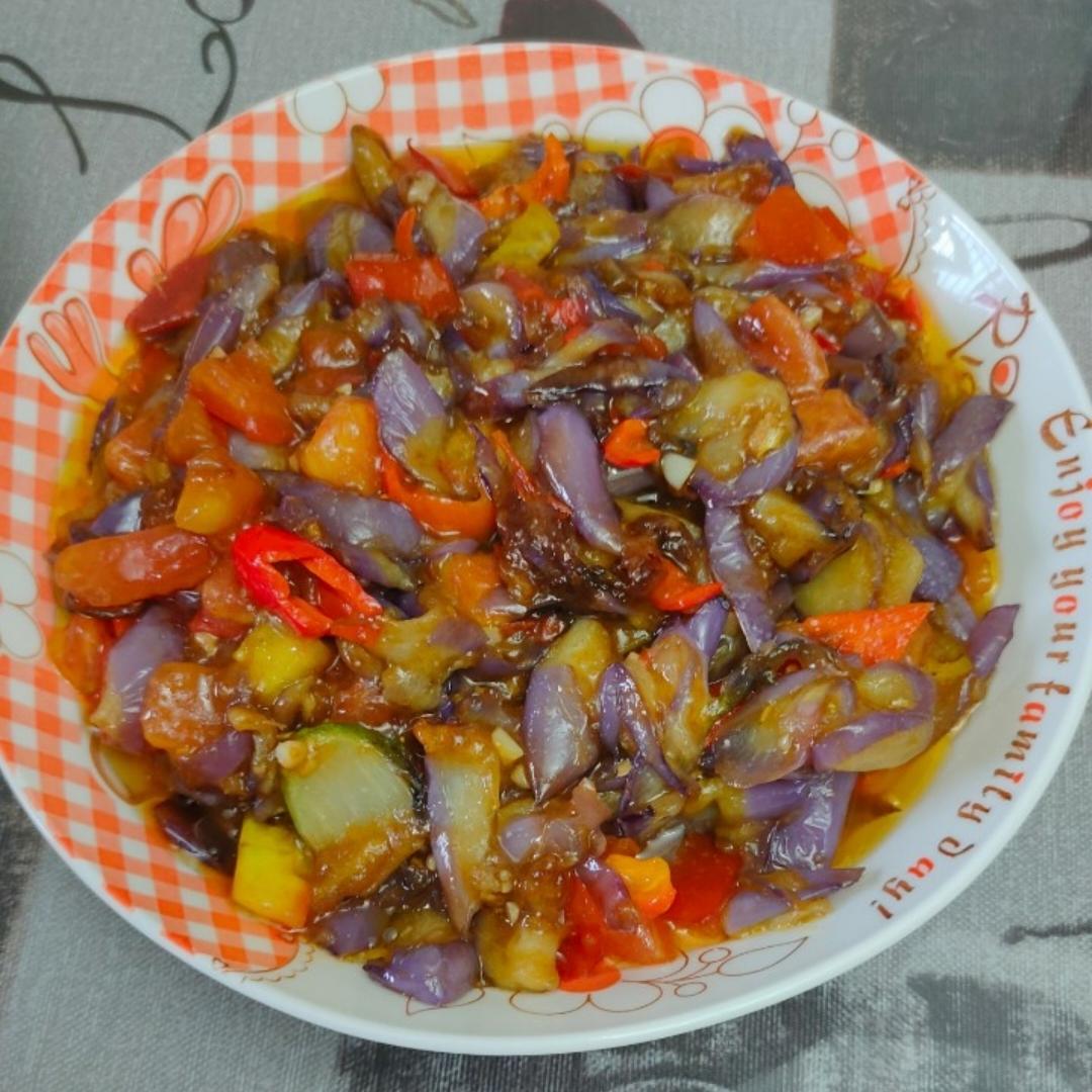 红烧茄子（佐西红柿尖椒）