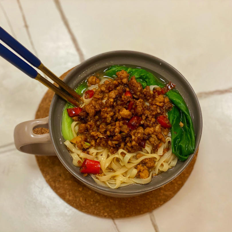 这碗面吃了会上瘾 / 手工肉臊子拌面