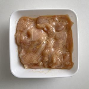 减脂低卡食谱 ｜ 番茄鸡胸滑肉疙瘩汤的做法 步骤2