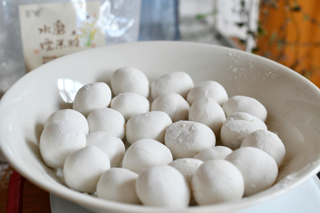 花生黑芝麻汤圆