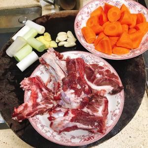 草原羊骨头炖胡萝卜的做法 步骤1