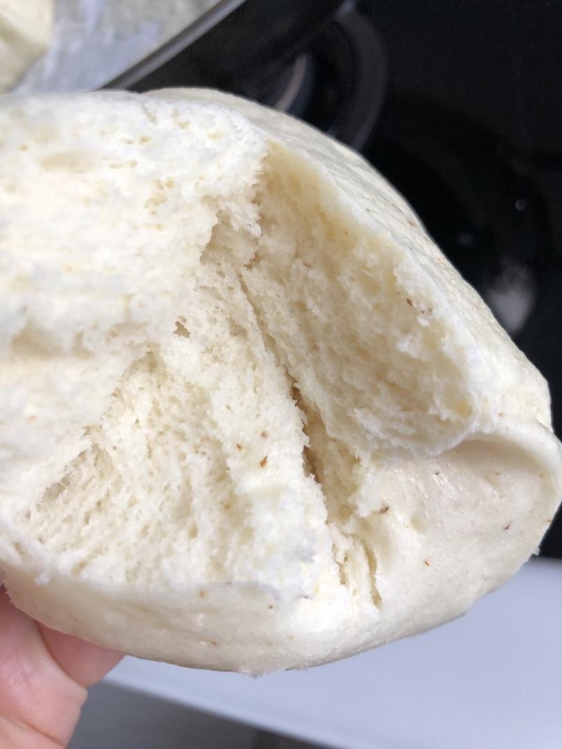 桂花奶香馒头，松软细腻而富有弹性，花香与奶香的碰撞。