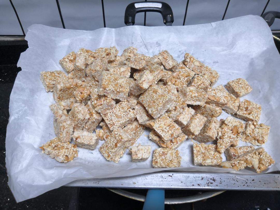 无敌好吃的芝麻花生糖