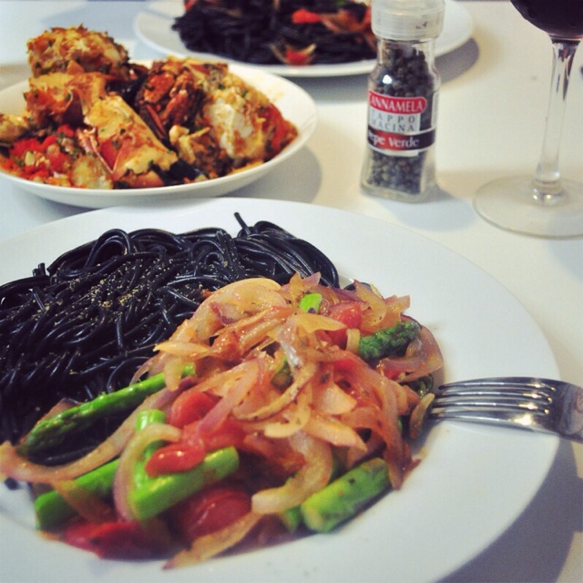 芦笋虾墨鱼汁意面