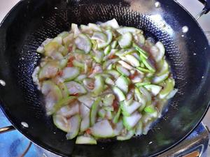 炸葱虾米蒲瓜的做法 步骤5