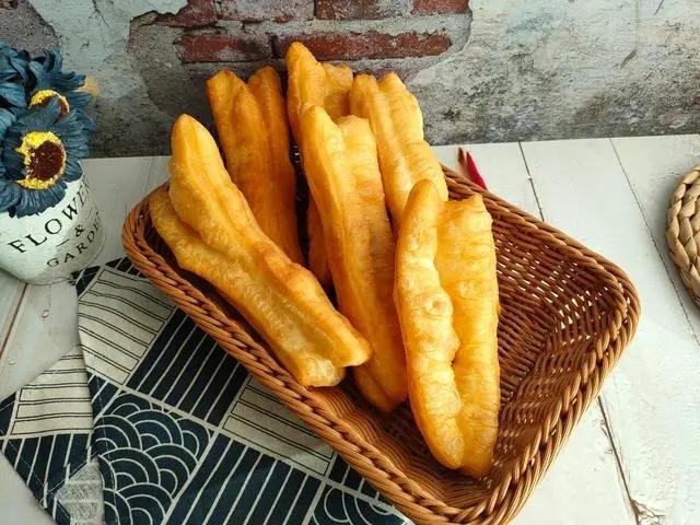 炸油条（十几年专业师傅配方超详细）的做法