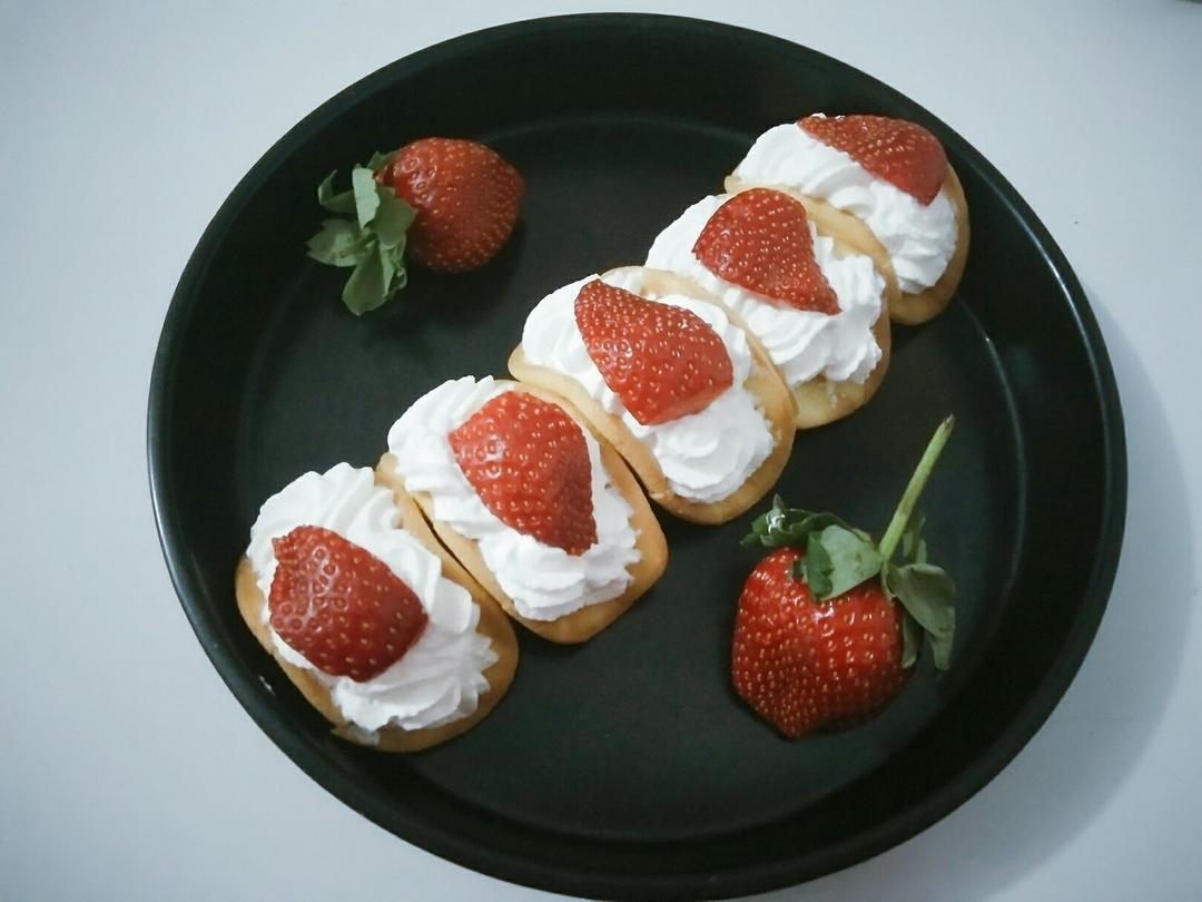 韩国最热门的甜品店Le Bread Lab的草莓蛋糕卷