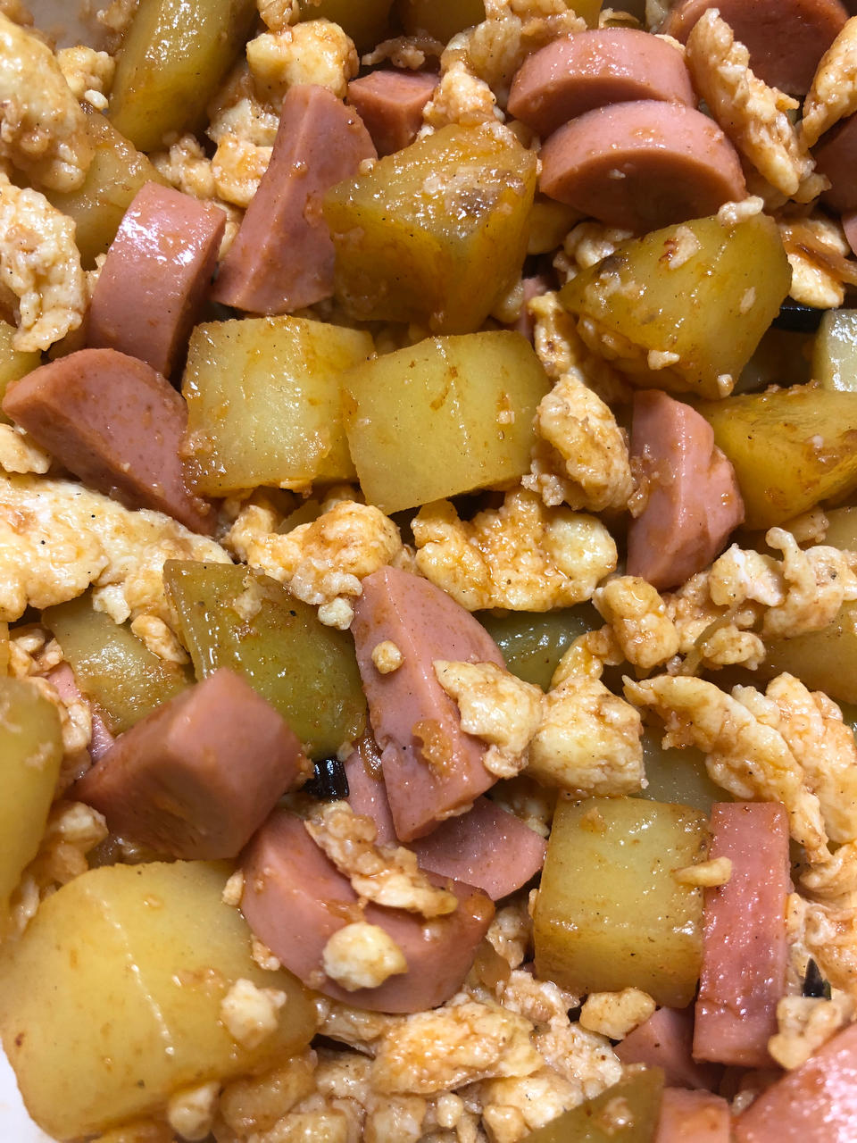 小朋友特别爱吃，营养丰富的土豆丁火腿肠丁炒鸡蛋