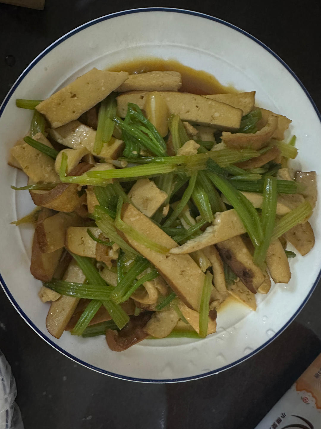 午餐晚餐简单快手下饭菜芹菜炒香干