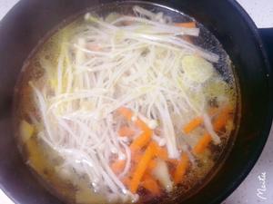 鸡蛋金针菇蔬菜汤的做法 步骤4