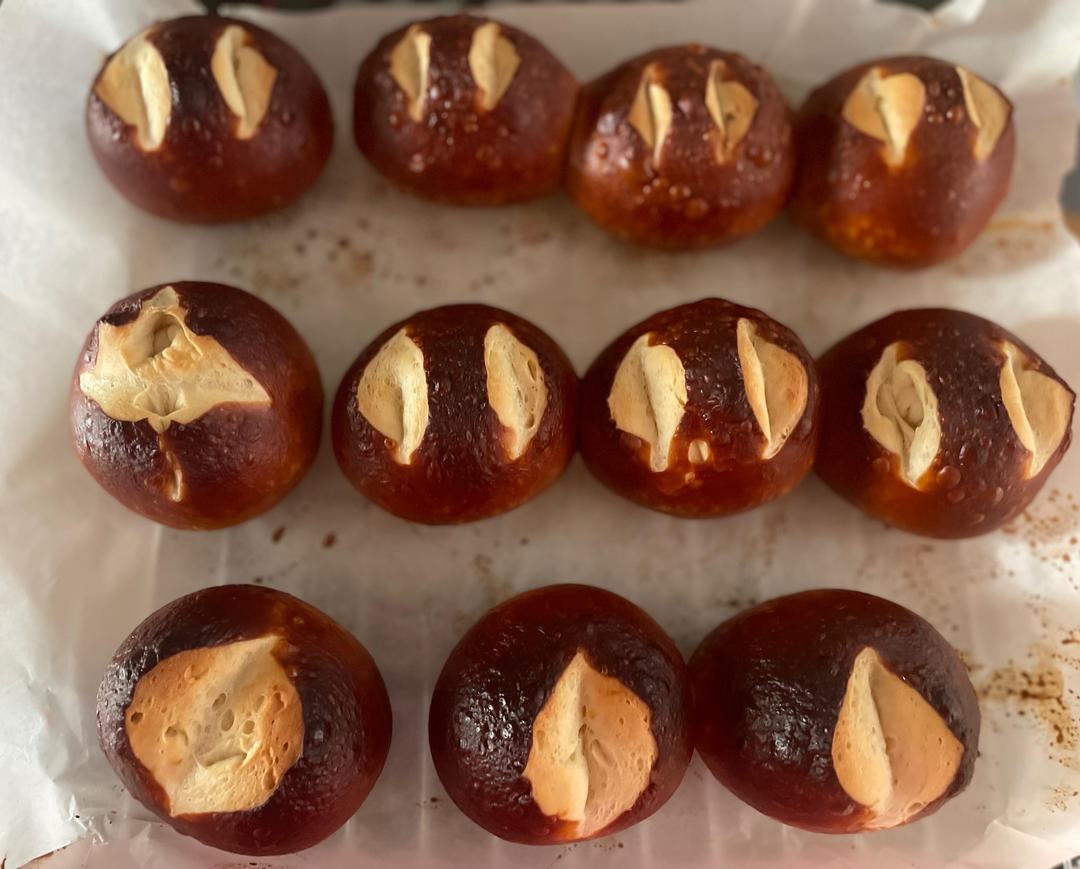 火遍上海网红店的爆款！最省事的碱水吐司制作方法来了