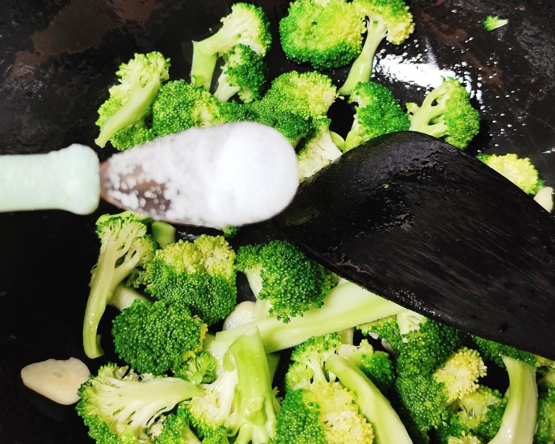 清炒西蓝花的做法 步骤3