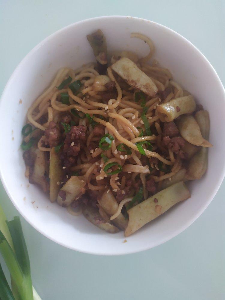 教你一种面条的新吃法,不用煮不用炒！五花肉豆角焖面