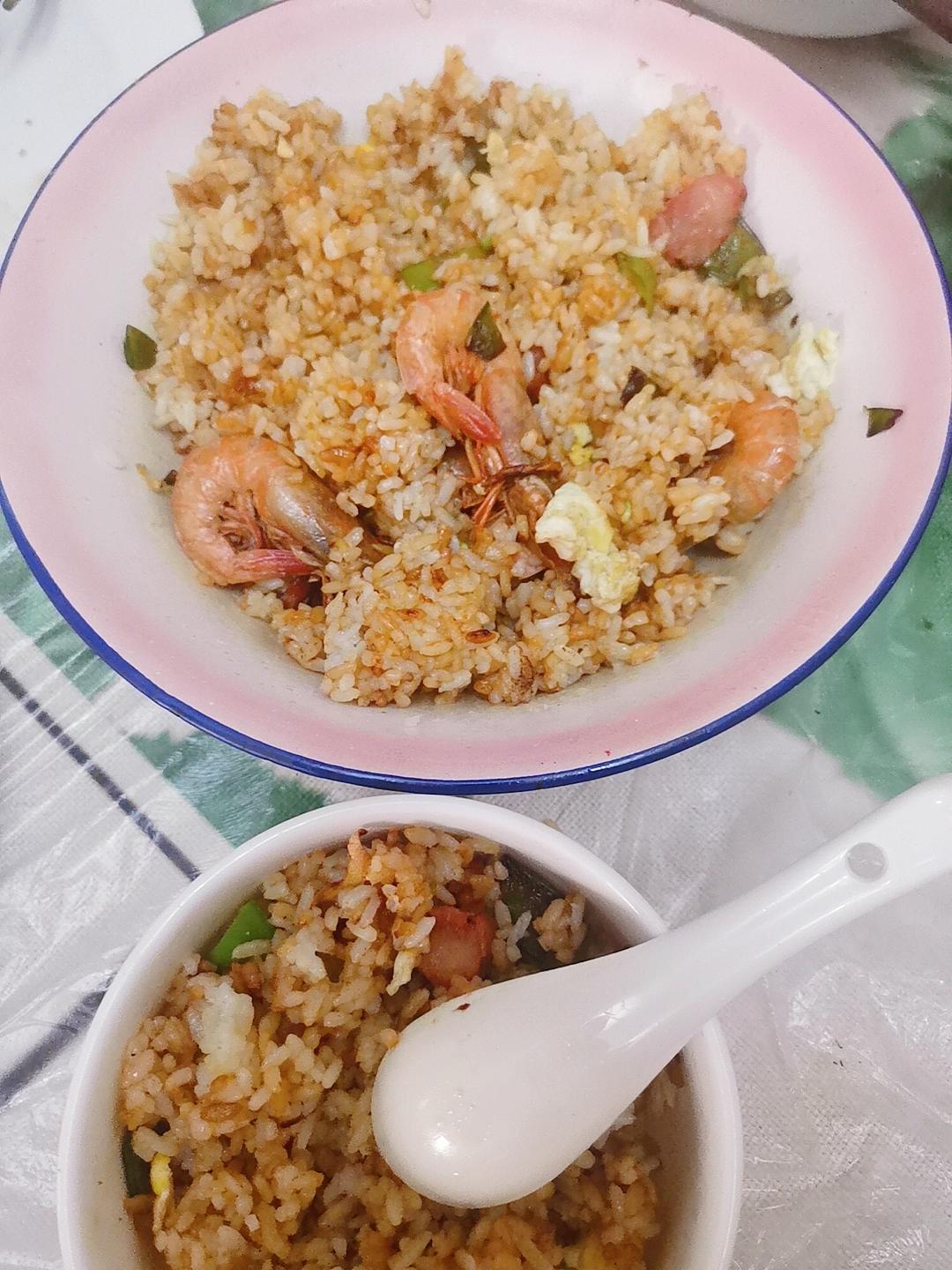 厨师长教你：“酱油炒饭”的家常做法，里面满满的小技巧，很受用