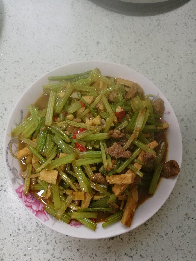 芹菜香干炒肉丝