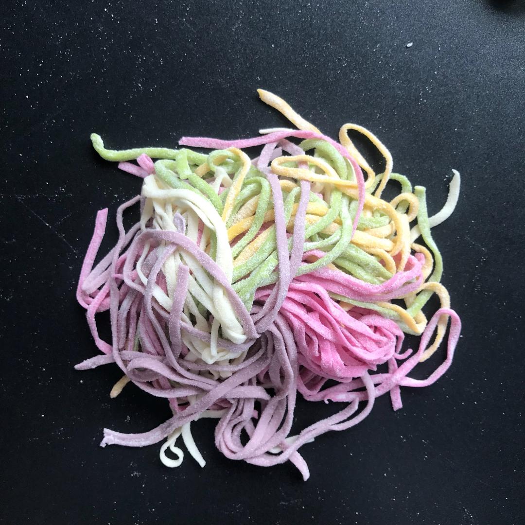 果蔬面条 家庭手工自制面条 红心火龙果面条 菠菜面条 黄瓜面条 鸡蛋面 压面机面条机