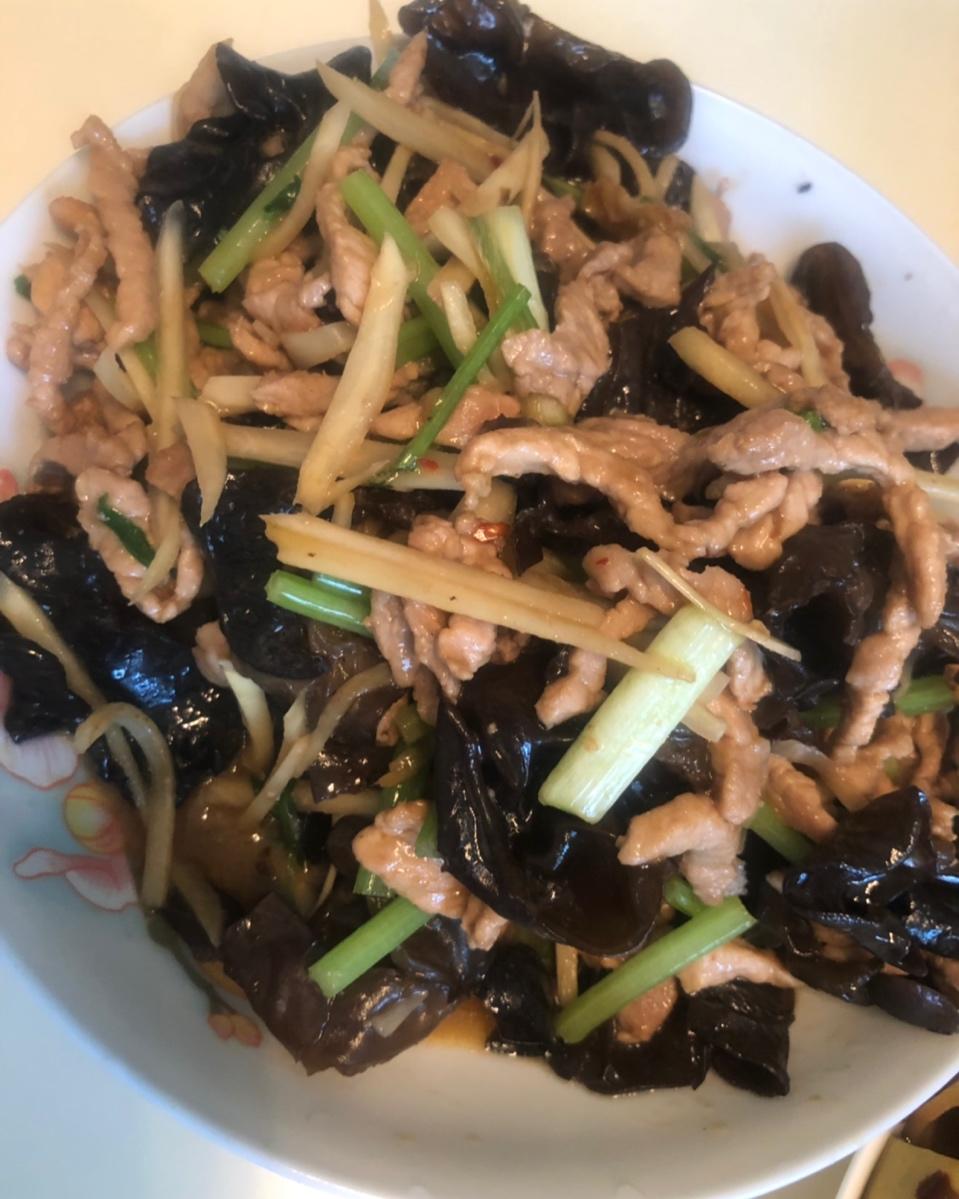 芹菜木耳炒肉丝