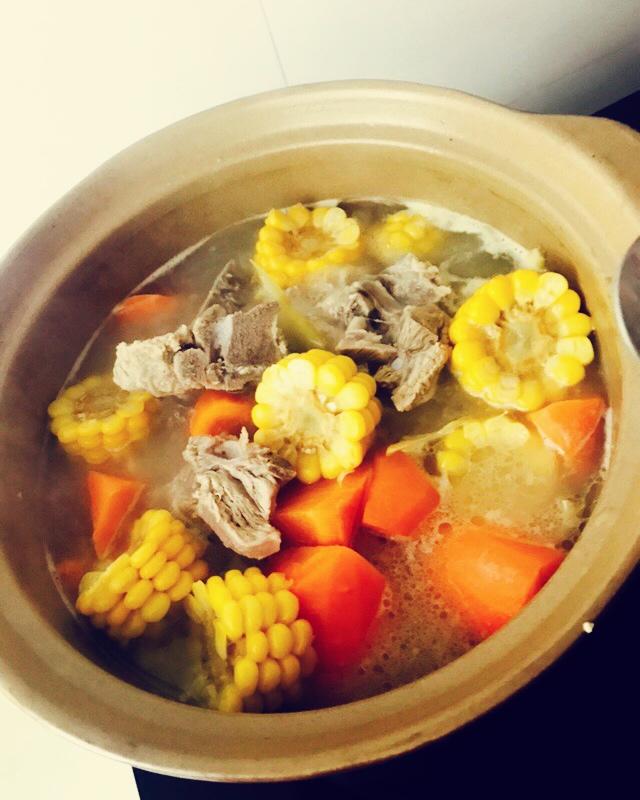 清甜胡萝卜玉米排骨汤