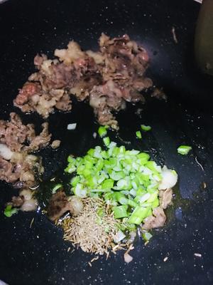 孜然牛肉炒饭 超超极香的做法 步骤3