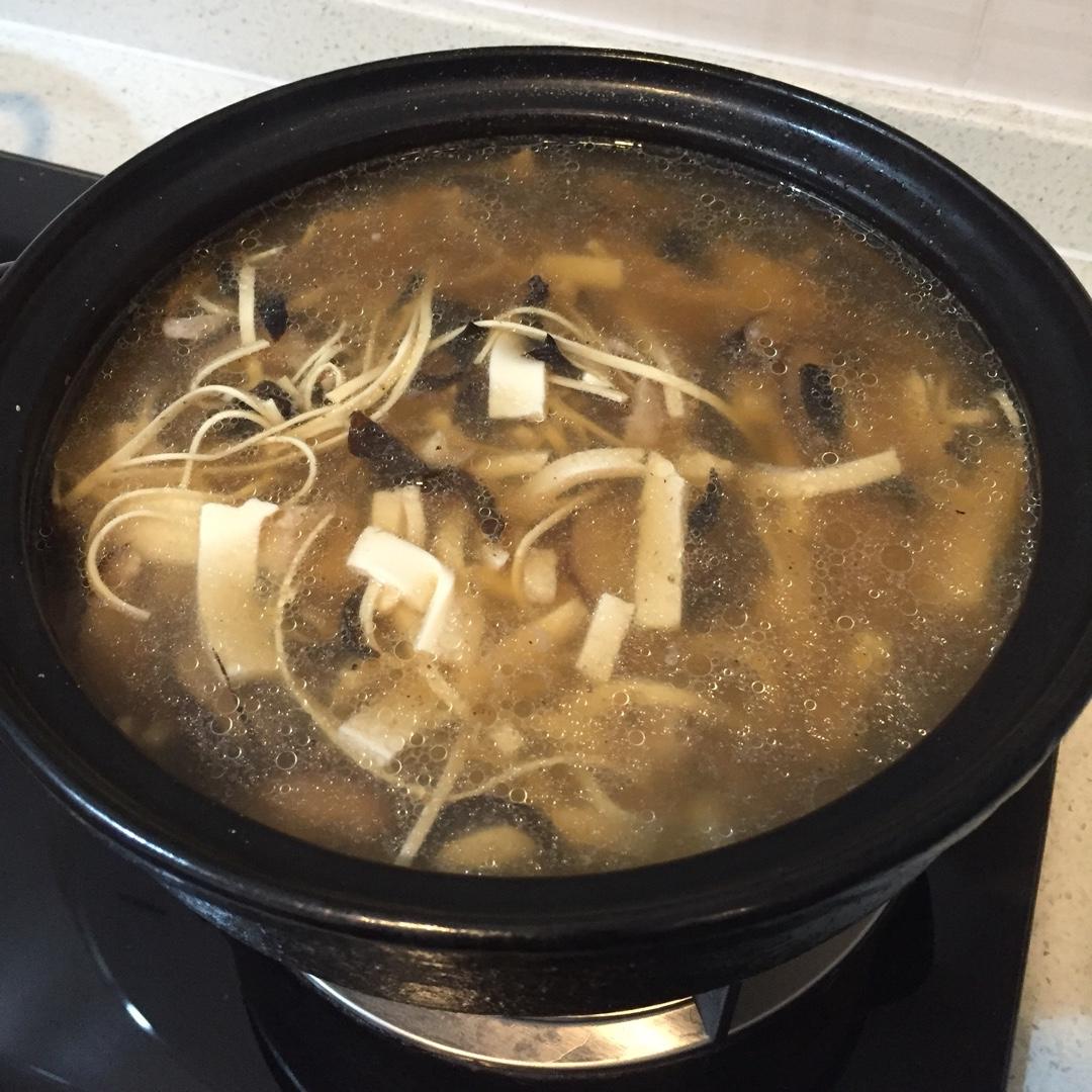 酸辣汤 Spicy & Sour Shredded Pork Soup