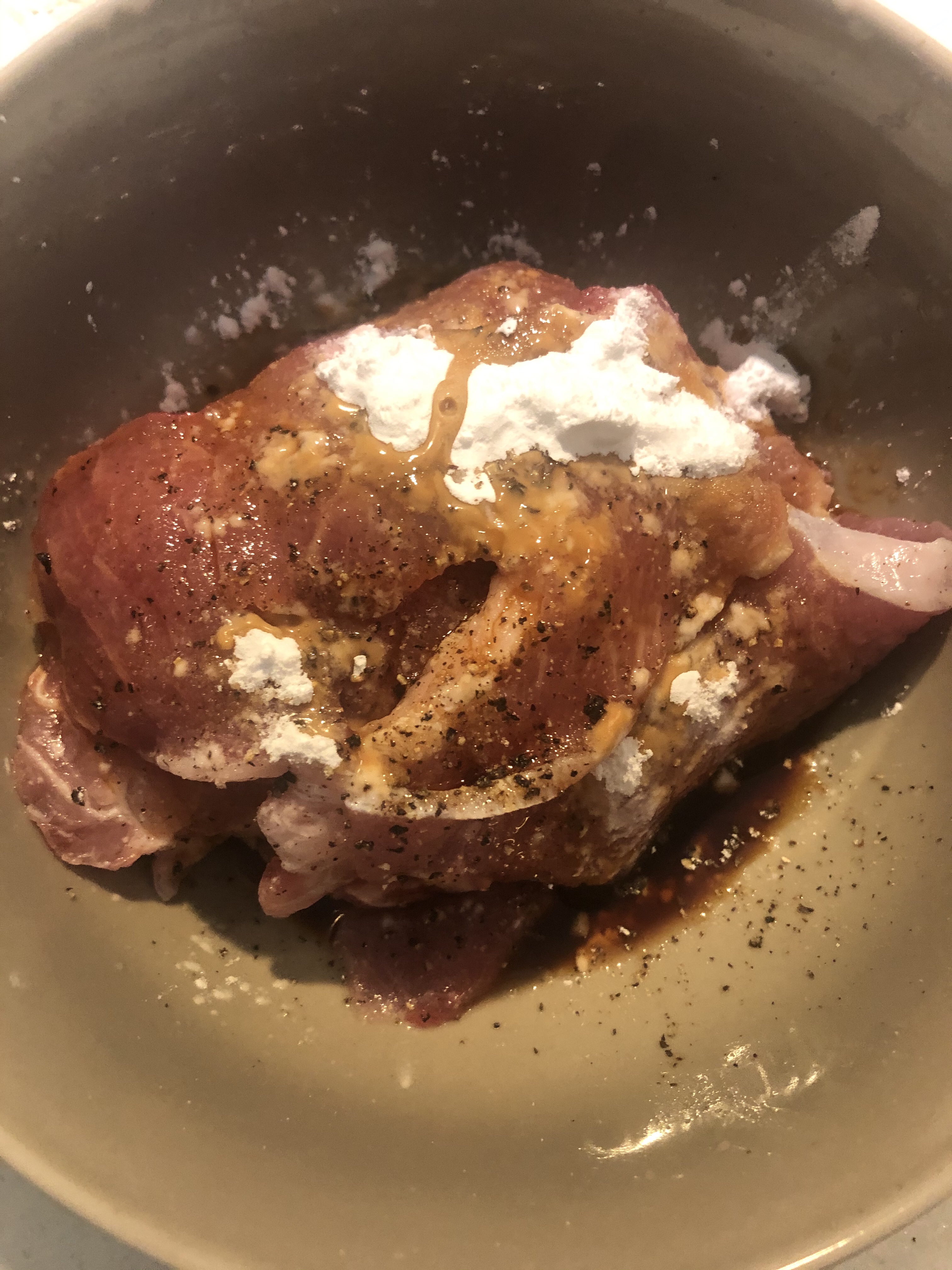 腌制只需10分钟，好吃到赞不绝口的黑椒汁烧猪排❗️的做法 步骤1
