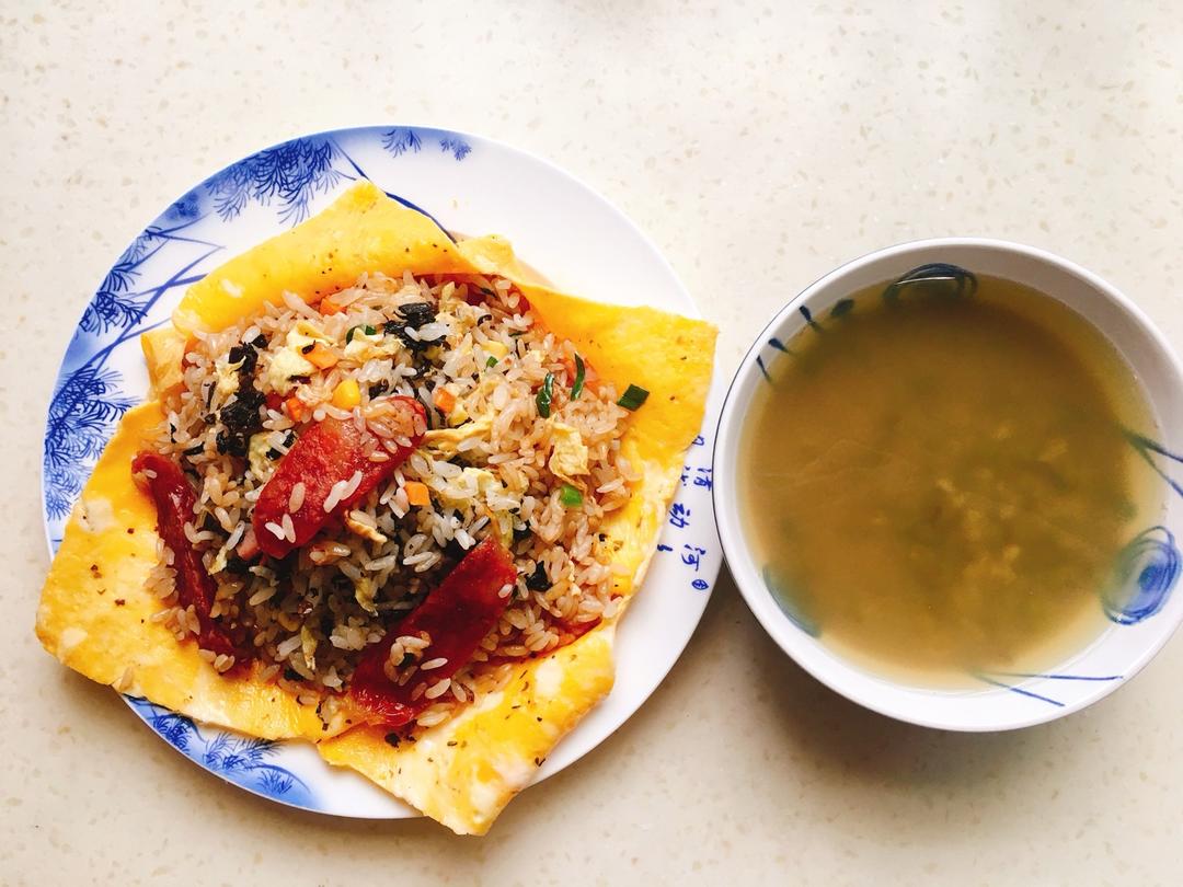 腊肠蛋包饭