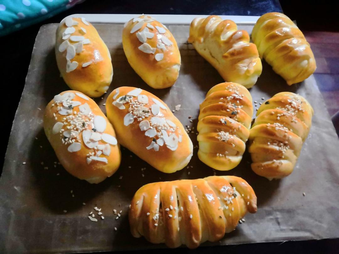 咸蛋黄肉松面包