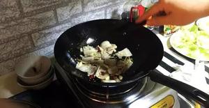 回锅肉炒手撕包菜的做法 步骤2
