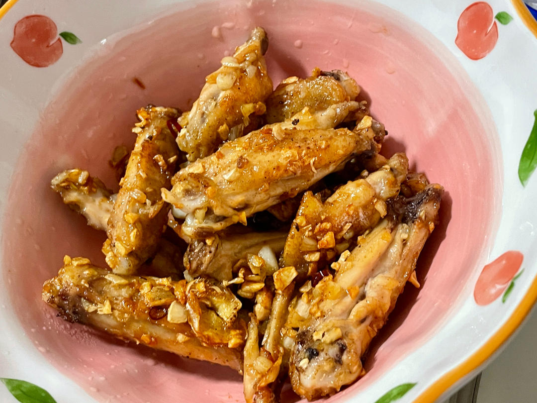 外焦里嫩的蒜香鸡翅
