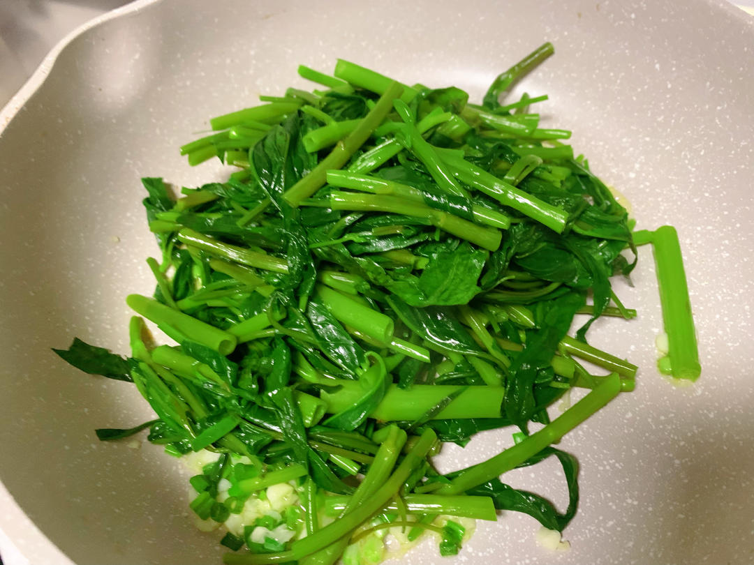 別再做一成不變的空心菜了，教你一招變好吃｜蒜蓉空心菜的做法 步驟4