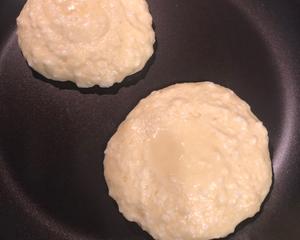 班尼迪克蛋(Egg Benedict) 的N种吃法  — 鱼子酱舒芙蕾松饼(Caviar Soufflé Pancake)篇 — 内附7种Egg Benedict做法的做法 步骤5