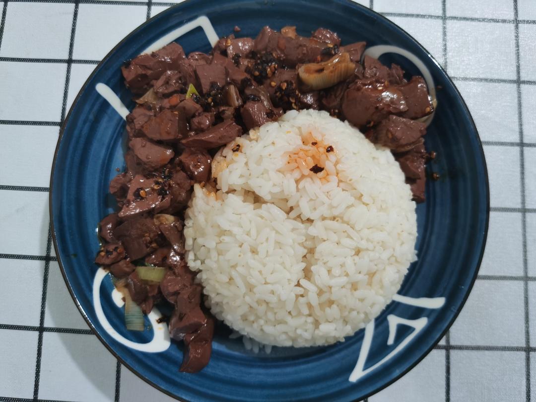 洋葱苗（大蒜）炒鸭血