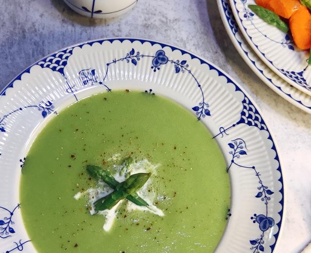 【樉樉的小厨房】颜色翠绿引人食欲法式芦笋浓汤 小美版的做法
