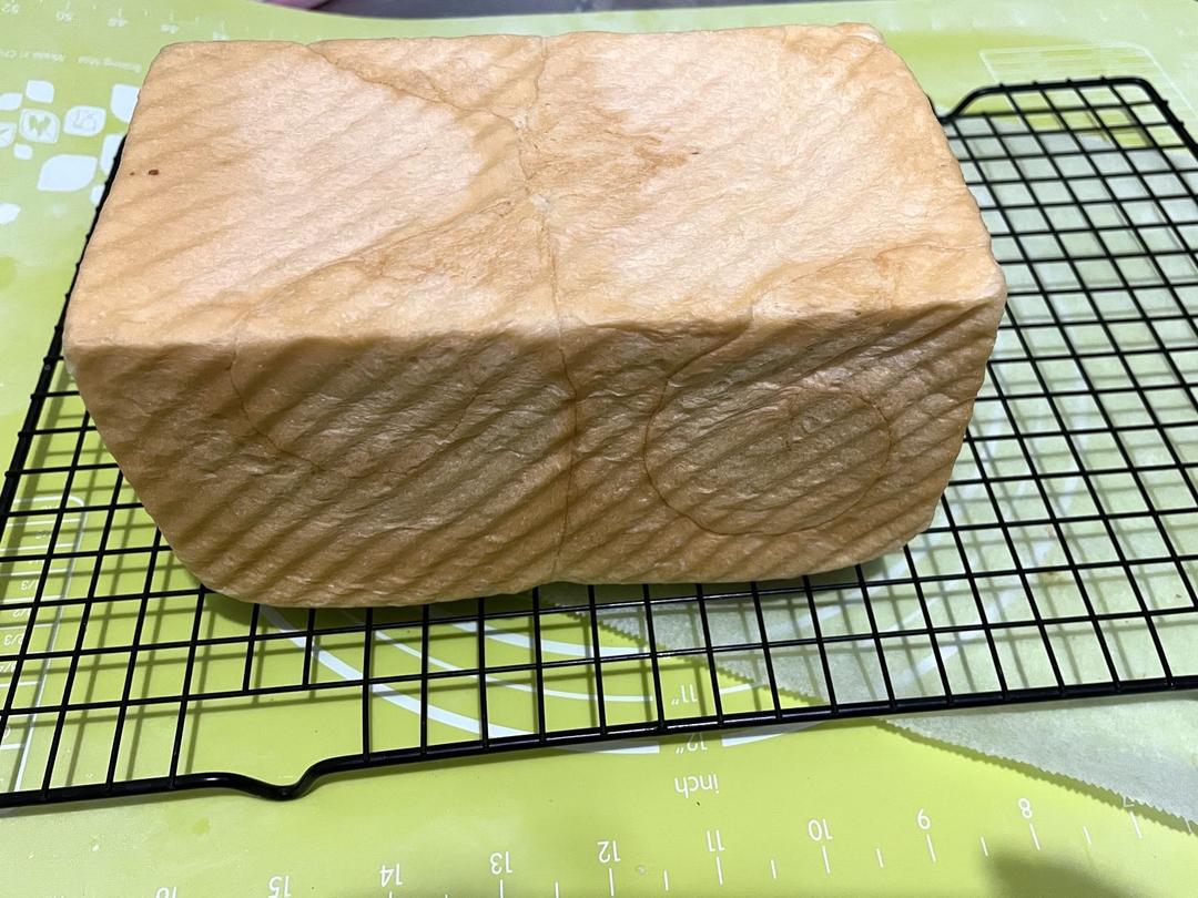 用烤箱自己做面包--手工牛奶吐司面包