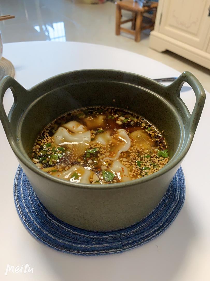 省时又便捷，没人能抗拒这碗酸汤水饺！🥟