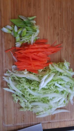 白菜胡萝卜汤面的做法 步骤1