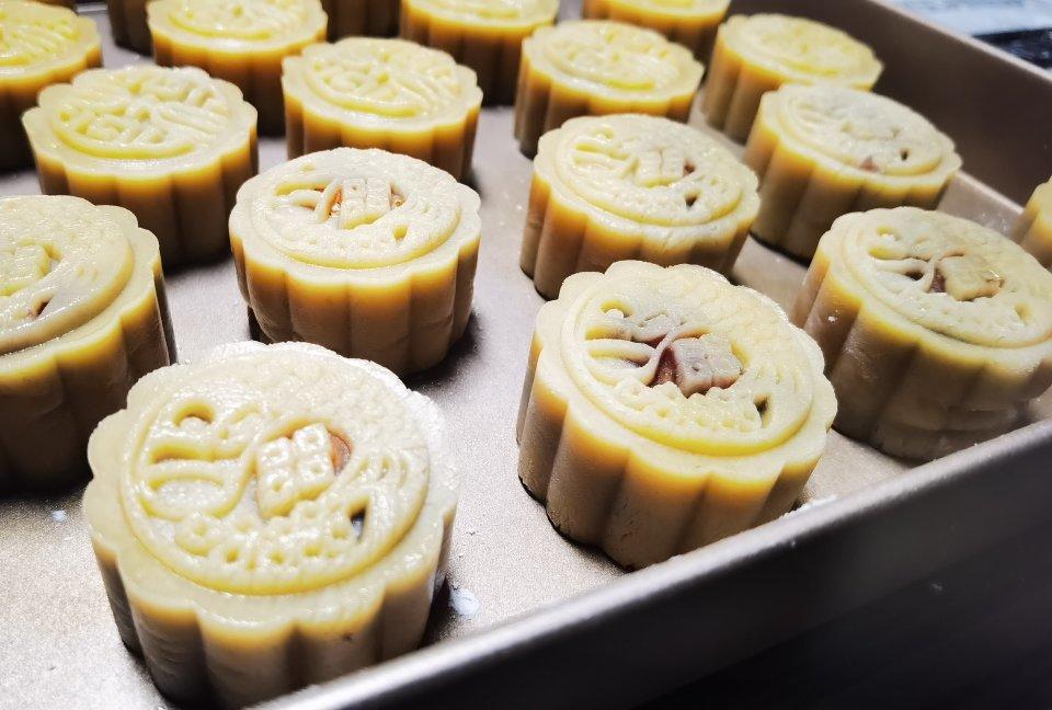 广式月饼－－蛋黄豆沙月饼