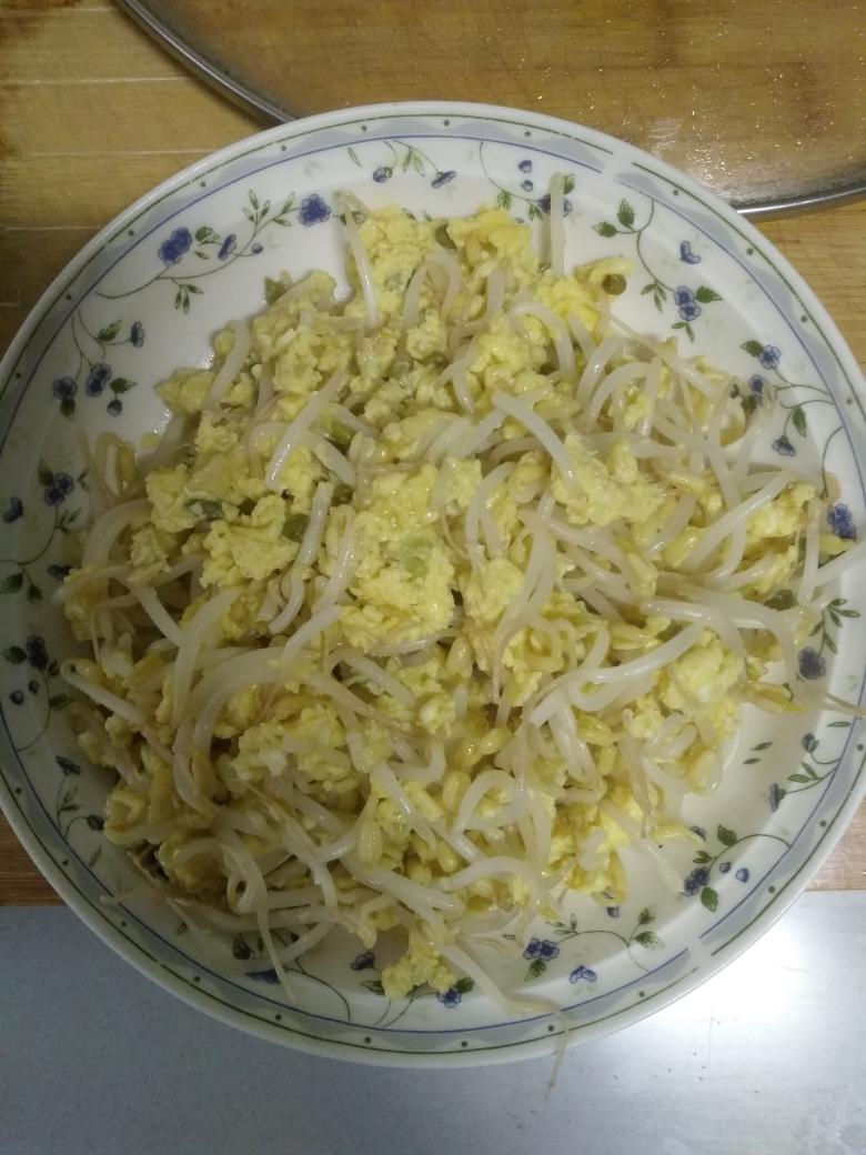 嫩豆芽炒鸡蛋的做法