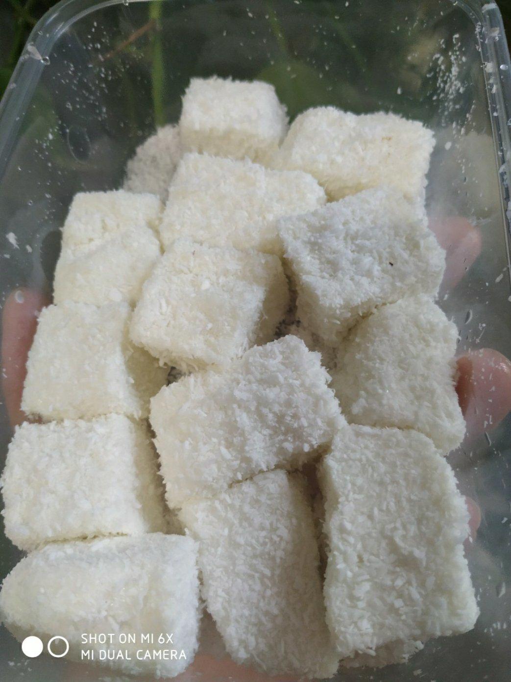 【视频】85度C 椰蓉牛奶小方～不用烤箱的夏日甜点