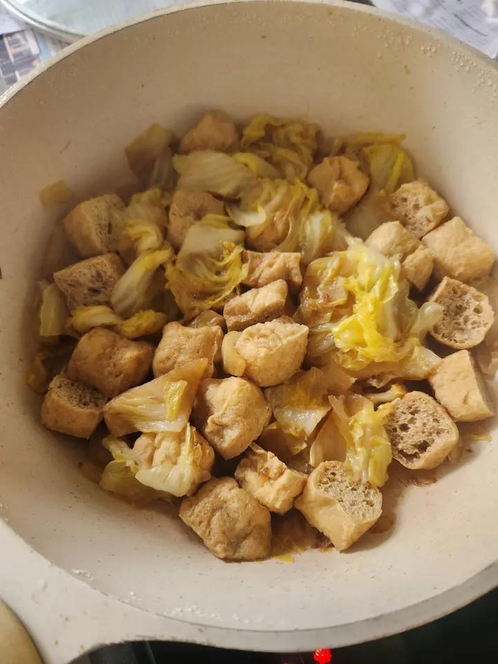好吃到连汤汁都不剩的白菜焖豆泡，给肉都不换