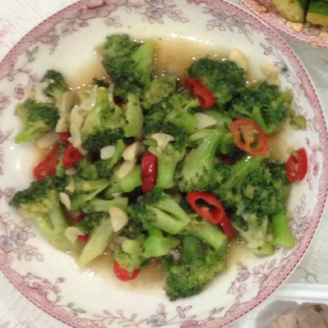 蒜香西兰花炒脆皮肠
