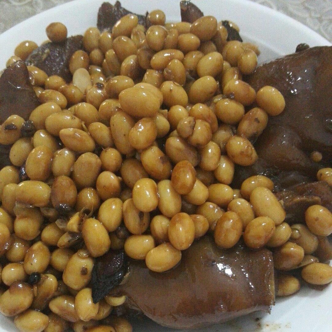美味的黄豆炖猪蹄